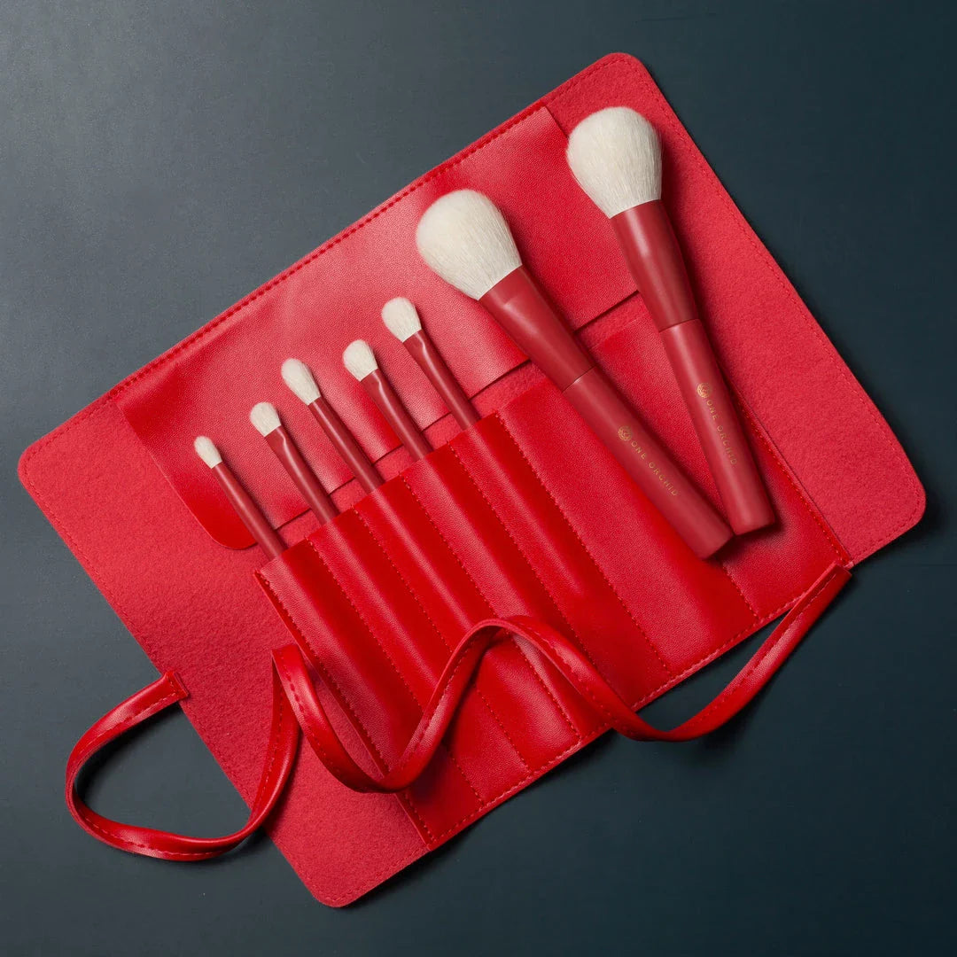 Elegant 7-Piece Red Makeup Brush Set with Soft Goat Hair Bristles for Flawless Powder, Eye Shadow, and Blush Application