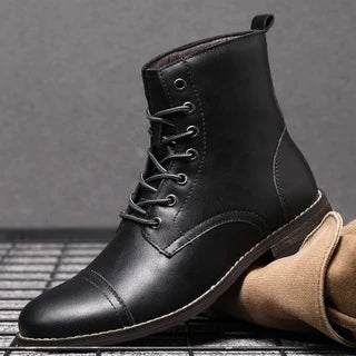Stylish, high-quality Martin boots with pointed toes, suitable for British gentlemen's autumn wardrobes