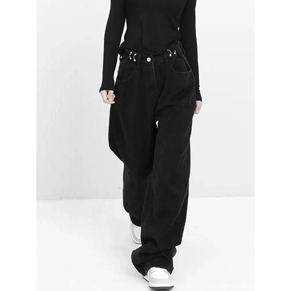 Stylish high-waist black jeans with vintage-inspired details for a timeless, elegant look.