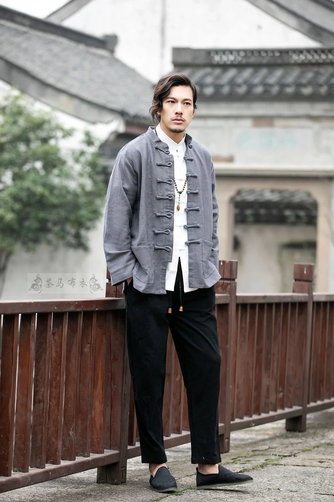 Stylish men's coat with a traditional Tang-style silhouette, made from a breathable cotton-linen blend and featuring a modern colour-block pattern