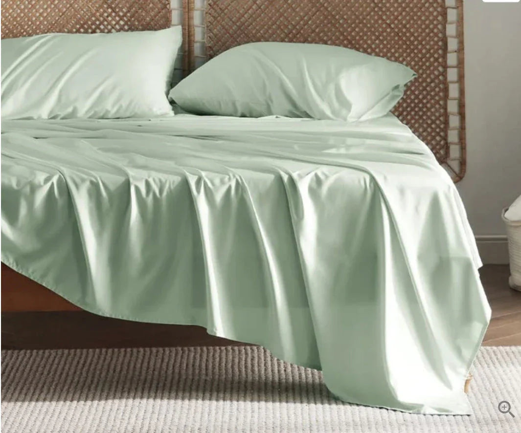 Bamboo fibre bedding set with fitted sheet, pillowcases, and solid colour design