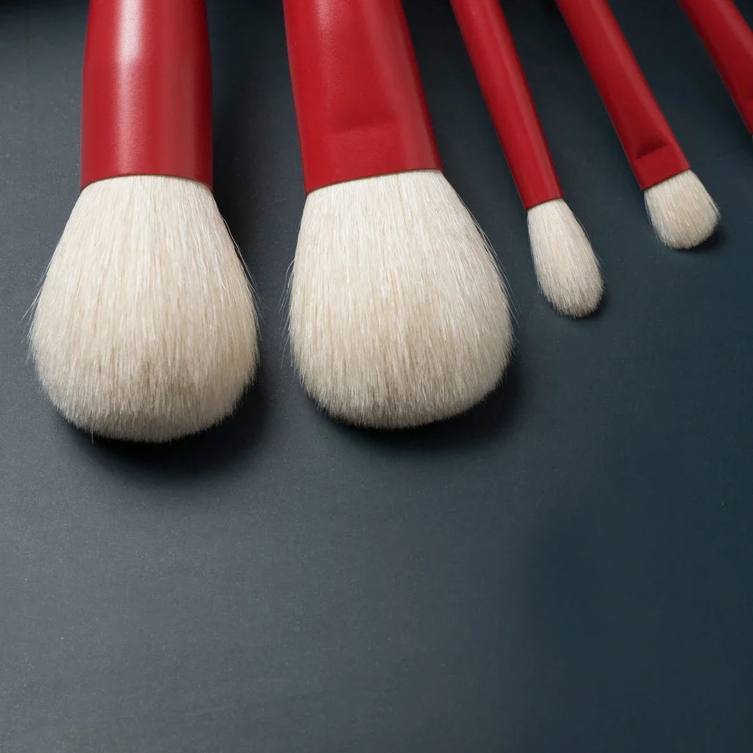 Elegant 7-Piece Red Makeup Brush Set with Soft Goat Hair Bristles for Flawless Powder, Eye Shadow, and Blush Application