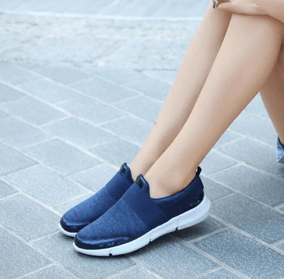 Lightweight ladies' casual slip-on shoes with breathable mesh upper and non-slip sole
