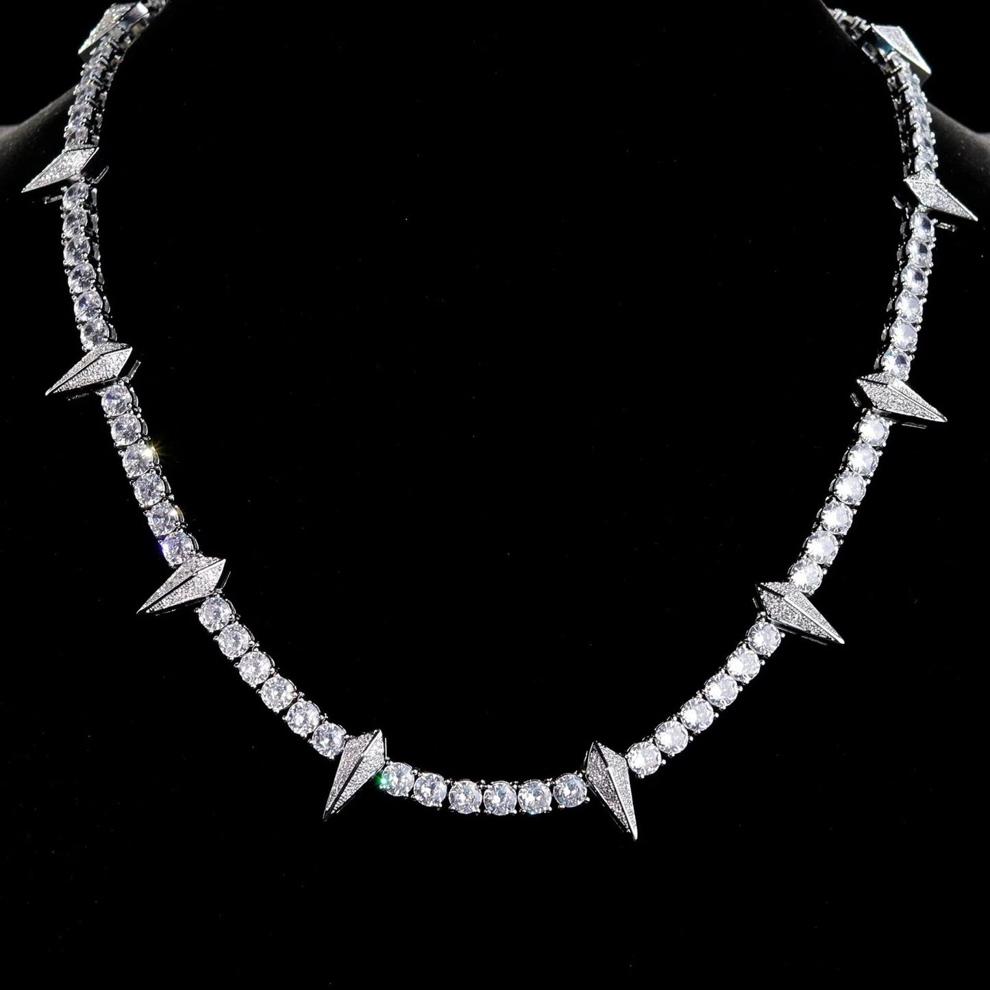 Stunning copper alloy and zircon necklace in adjustable lengths, a fashionable accessory for men and women