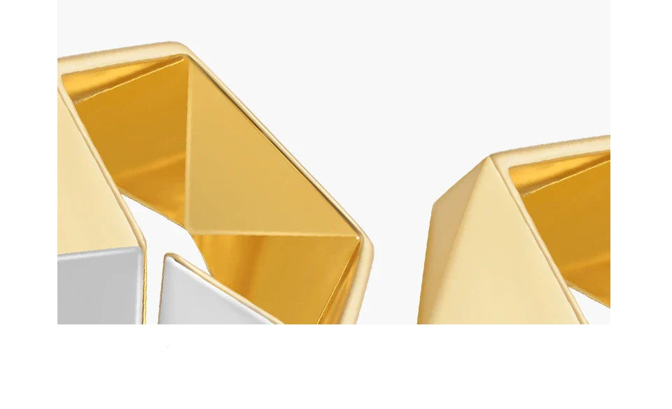 Luxury 18-carat gold ring with a captivating meteorite-inspired geometric pattern, a unique and eye-catching accessory for men and women.