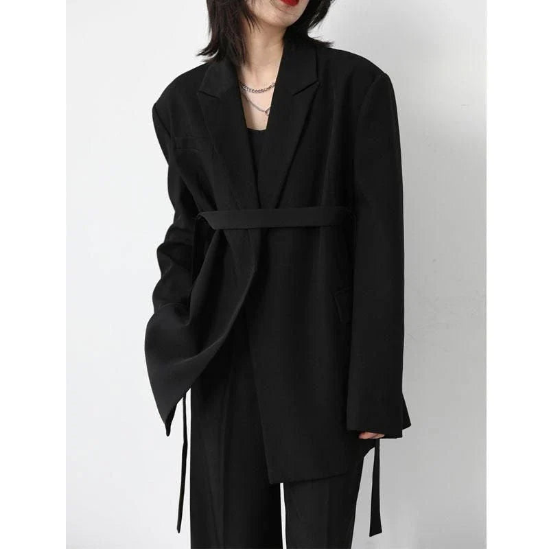 Elegant long sleeve blazer with a ribbon detail, made of a blend of cotton and polyester for comfort and durability.