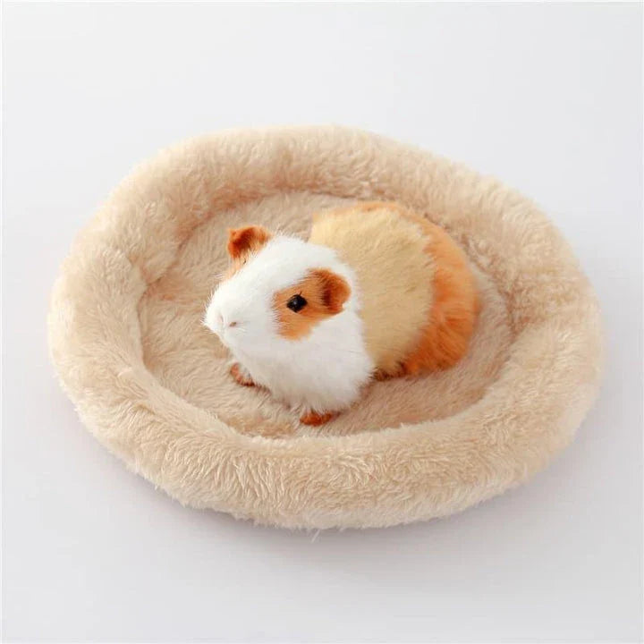 Luxurious plush hamster bed with soft, cosy fabric and generous size for optimal comfort and relaxation