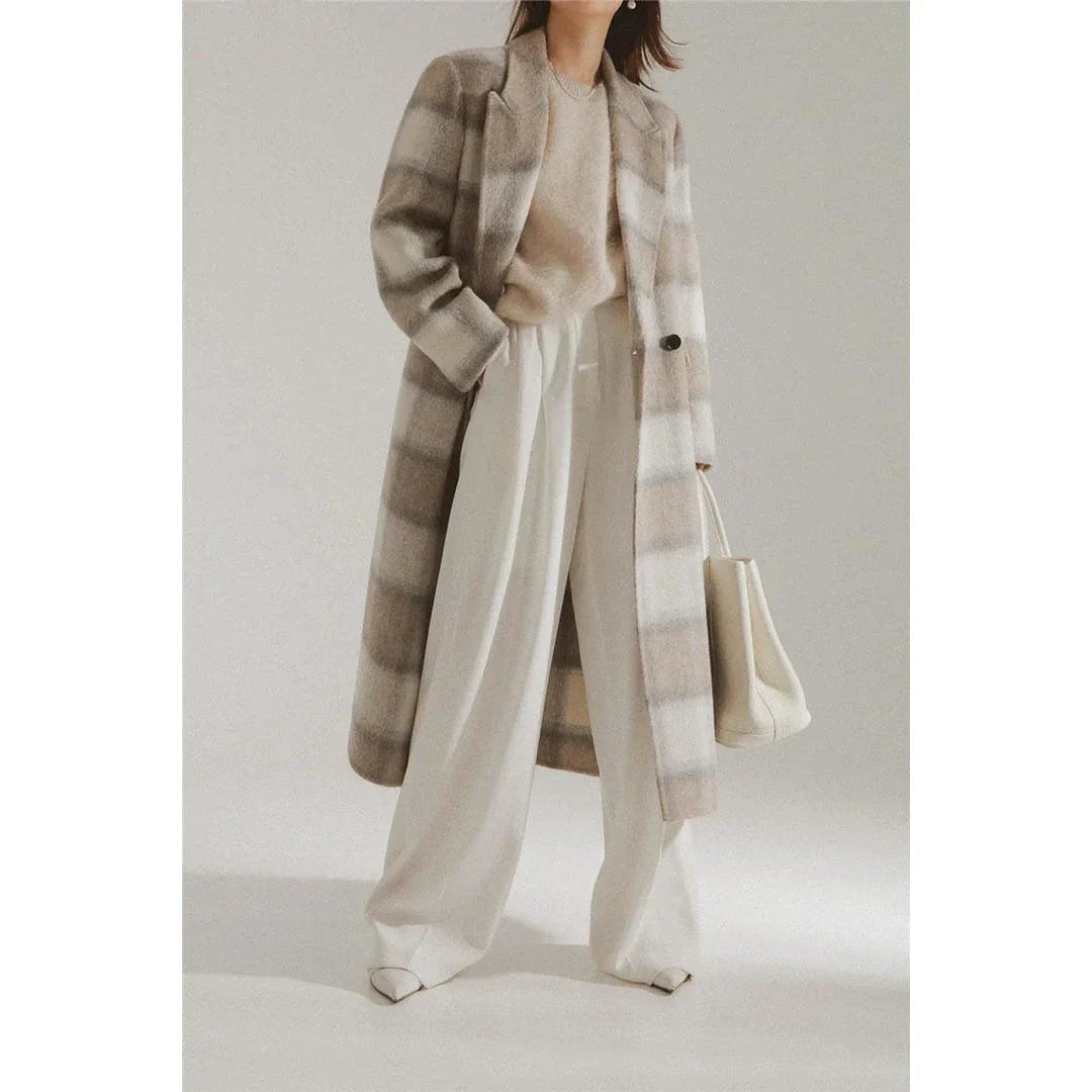 Elegant plaid double-breasted long woollen coat for stylish women