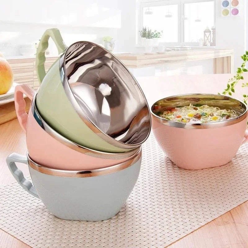 Stylish stainless steel mixing bowl in various colours with an ergonomic handle for safe and convenient use in the kitchen
