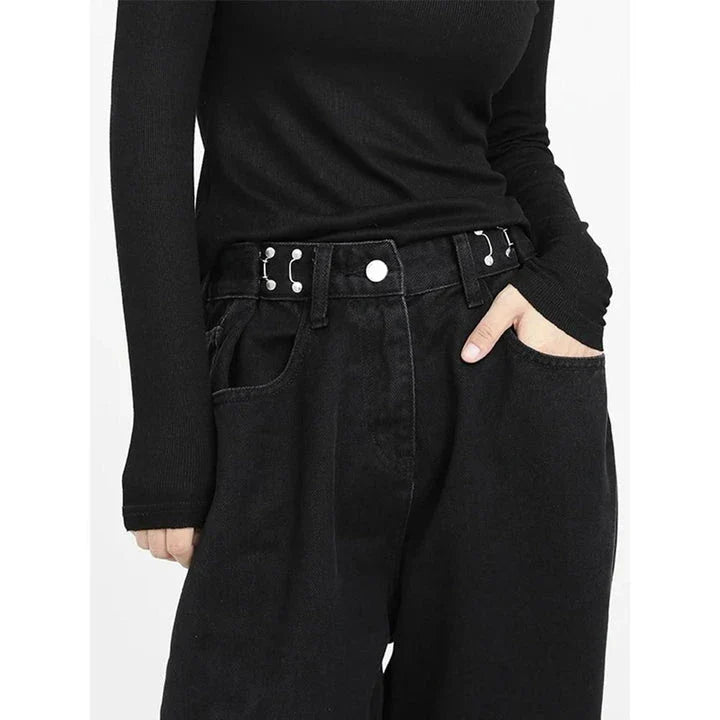 Stylish high-waist black jeans with vintage-inspired details for a timeless, elegant look.