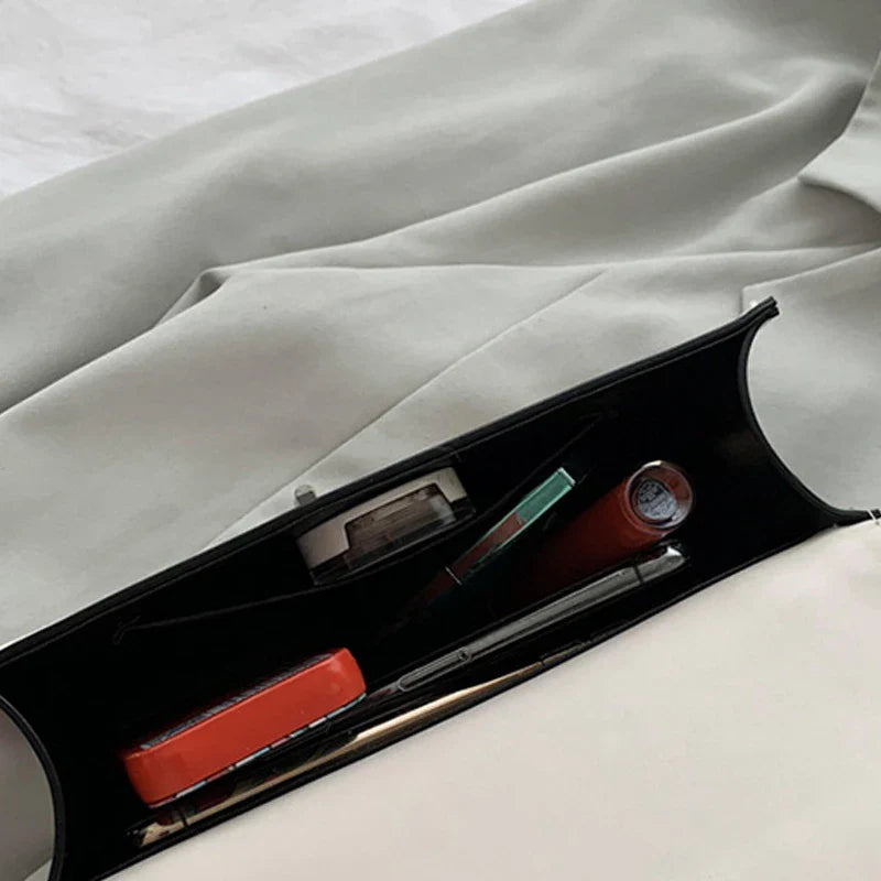 Stylish retro single-strap messenger bag in black with adjustable shoulder strap and spacious interior