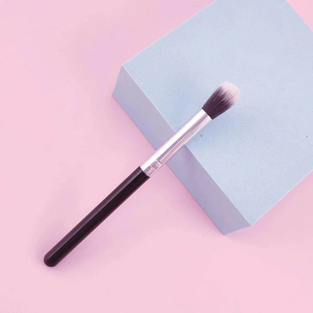 Precision Nose Sculpting and Highlighting Brush - Essential Makeup Tool for Flawless Contours and Highlighting