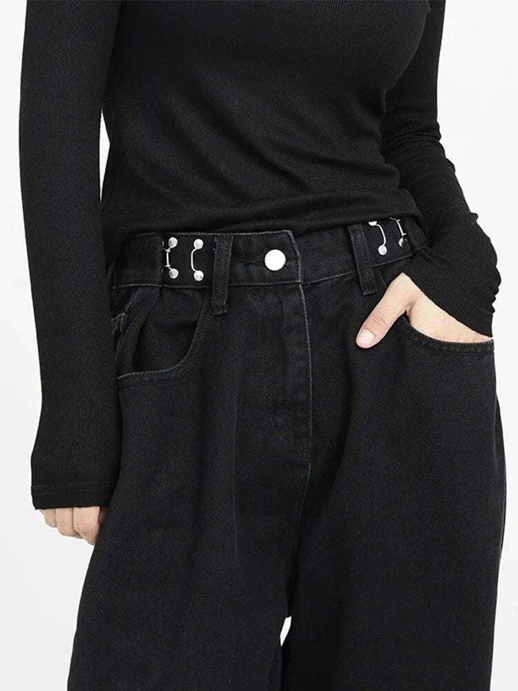 Stylish high-waist black jeans with vintage-inspired details for a timeless, elegant look.