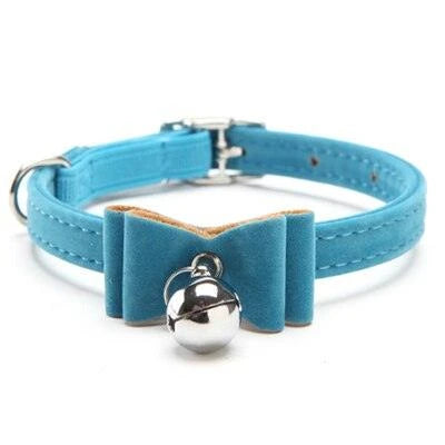 Elastic cat collar with bell in brown velvet material, providing a cosy and stylish accessory for your feline friend