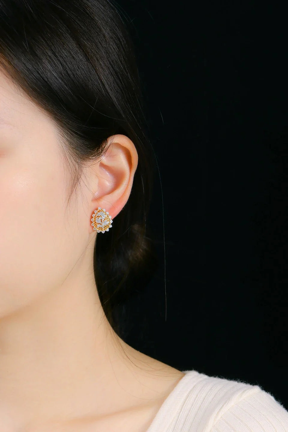 Pair of 925 silver gold-plated earrings with a honeycomb vine design, a captivating accessory that combines classic elegance and modern style.