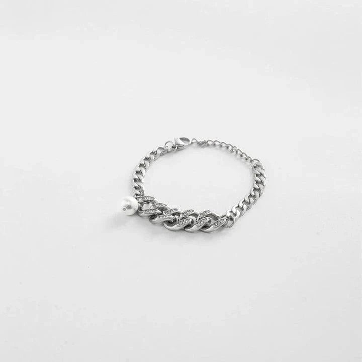A premium crafted Cuban pearl bracelet with a versatile and stylish design, perfect for any occasion.