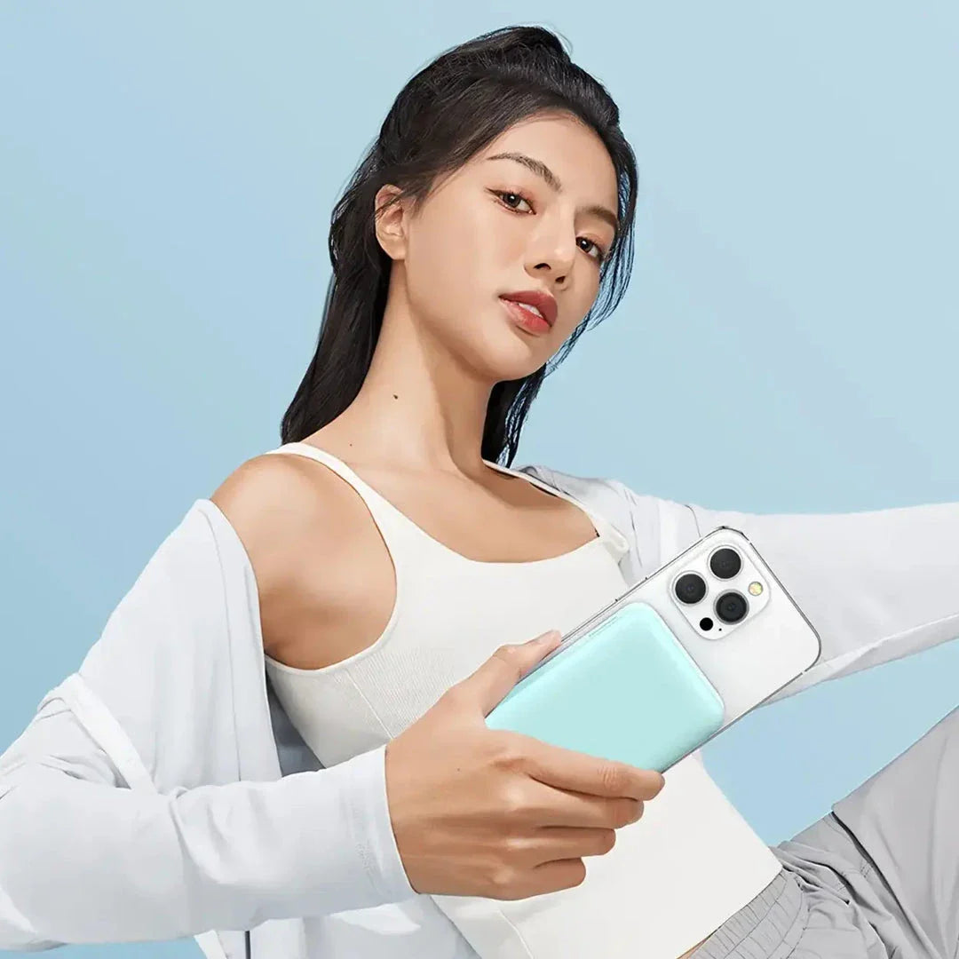 High-capacity magnetic power bank with wireless fast charging and built-in cables, providing 10,000mAh of reliable power for mobile devices.