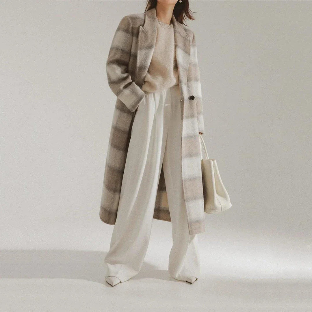Elegant plaid double-breasted long woollen coat for stylish women