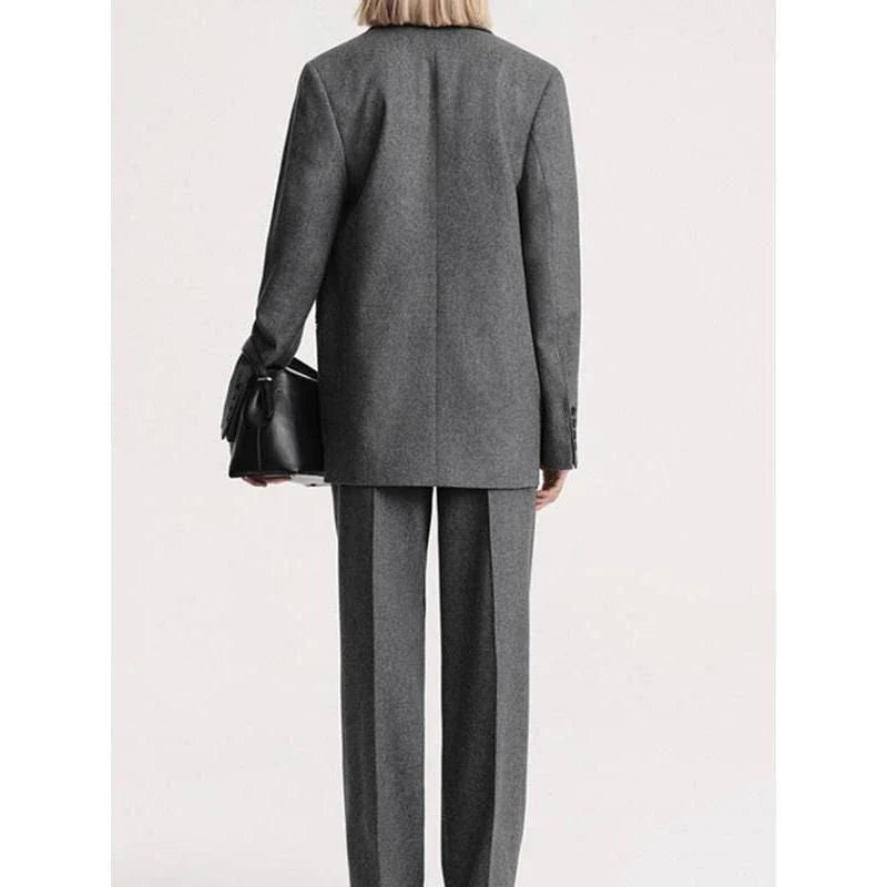 Elegant women's wool blazer in a chic and timeless design, perfect for the British autumn and winter seasons