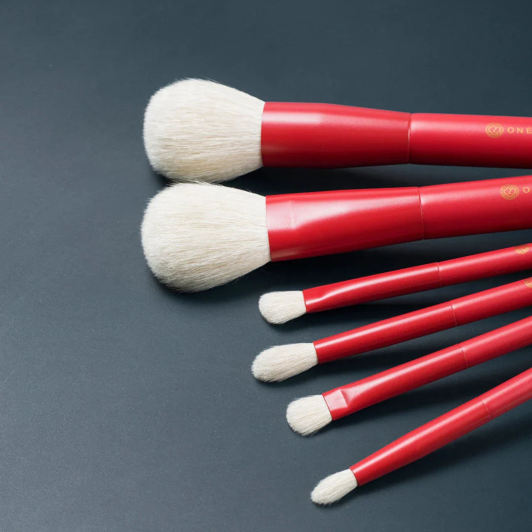 Elegant 7-Piece Red Makeup Brush Set with Soft Goat Hair Bristles for Flawless Powder, Eye Shadow, and Blush Application