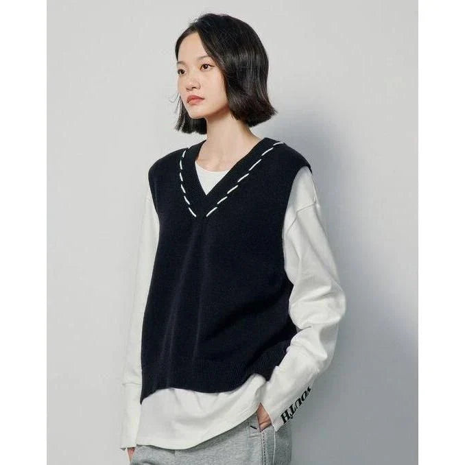Elegant sleeveless v-neck knit vest in rose red and black colours, with a stylish split back design for a flattering silhouette