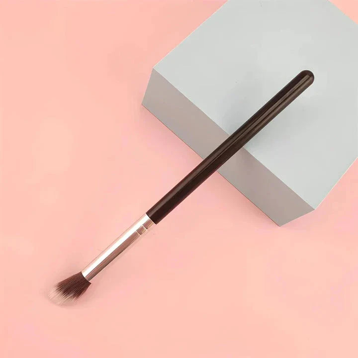 Precision Nose Sculpting and Highlighting Brush - Essential Makeup Tool for Flawless Contours and Highlighting