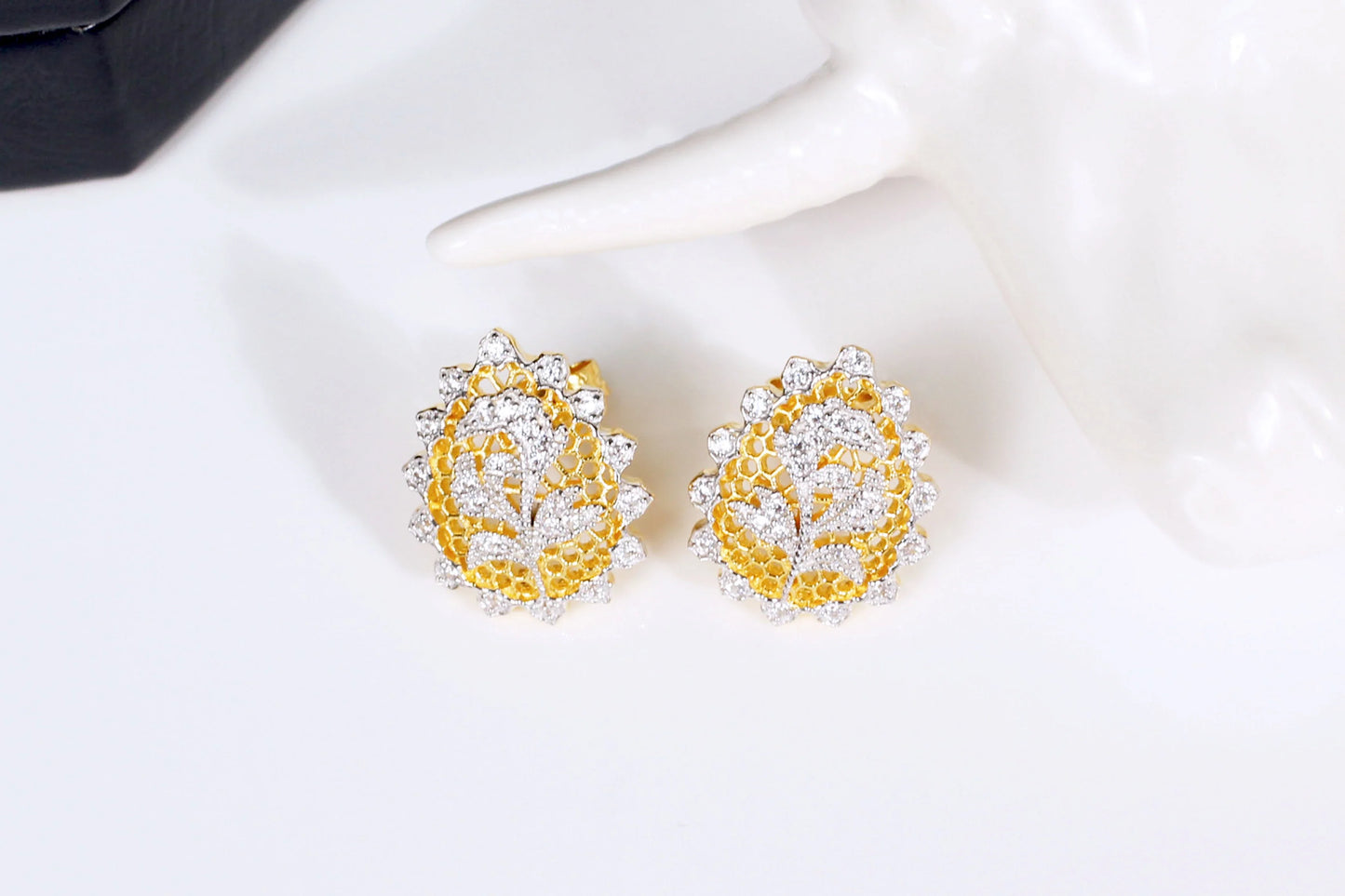 Pair of 925 silver gold-plated earrings with a honeycomb vine design, a captivating accessory that combines classic elegance and modern style.