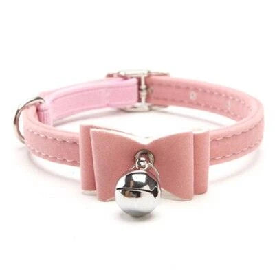 Elastic cat collar with bell in brown velvet material, providing a cosy and stylish accessory for your feline friend