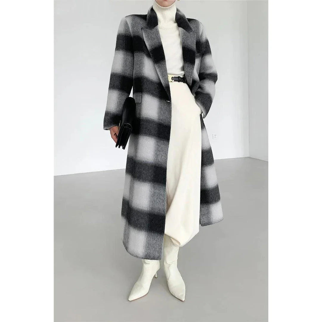 Elegant plaid double-breasted long woollen coat for stylish women