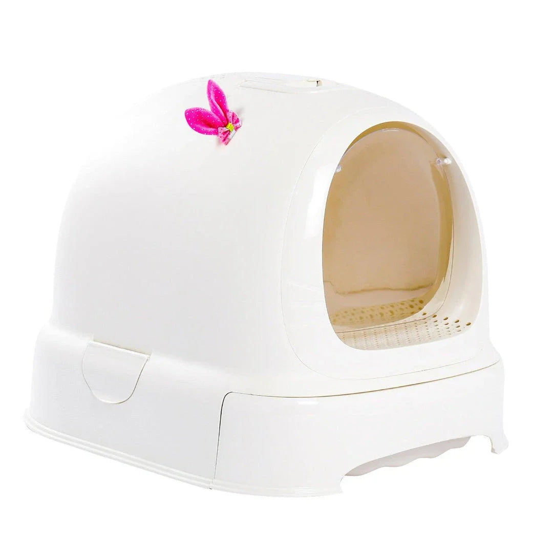 A high-quality, spacious cat litter tray made of durable plastic for easy cleaning and long-lasting use.