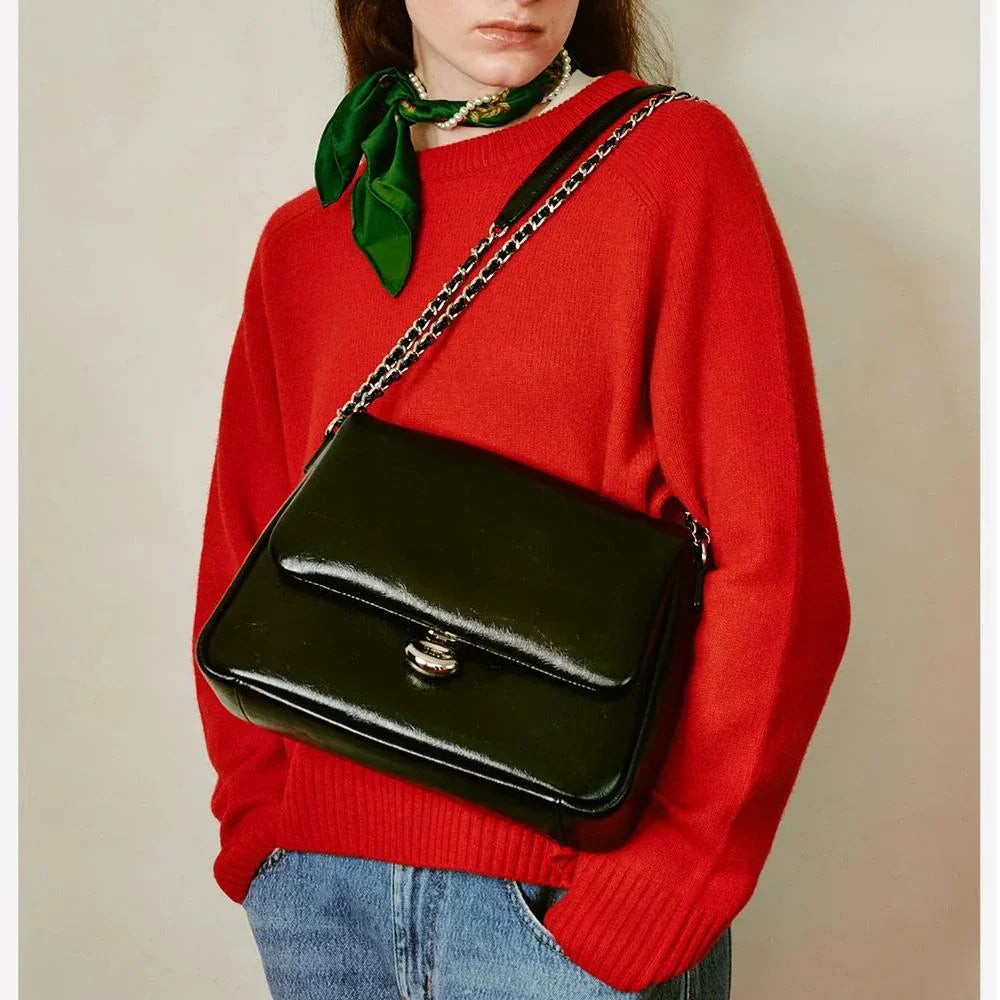Fashionable large-capacity leather shoulder bag with adjustable crossbody strap and secure hasp closure