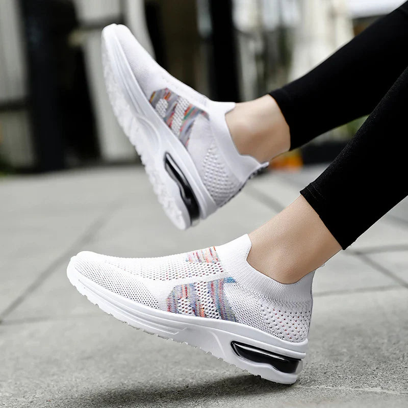 Sophisticated men's sports and leisure trainers with breathable mesh upper and durable rubber outsole for comfort and style