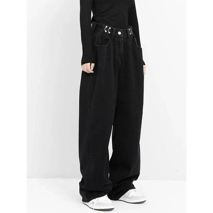 Stylish high-waist black jeans with vintage-inspired details for a timeless, elegant look.