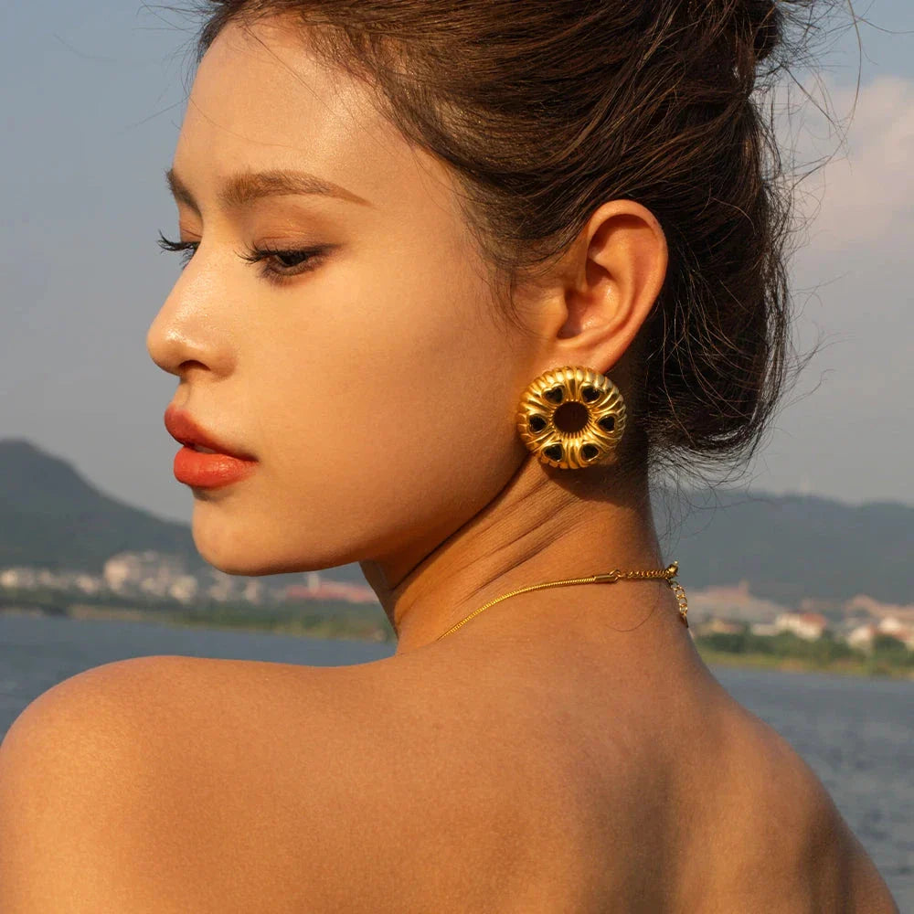 Trendha 18K gold plated minimalist O-shaped earrings and necklace set made of stainless steel for timeless elegance
