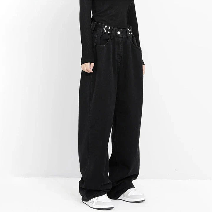 Stylish high-waist black jeans with vintage-inspired details for a timeless, elegant look.