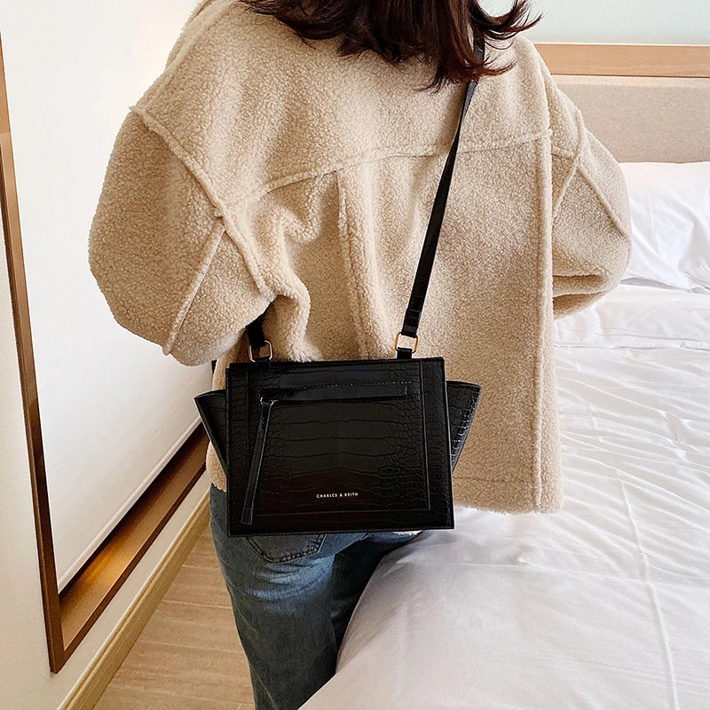 GiftHome UK Premium British-Designed Messenger Bag - Spacious & Stylish