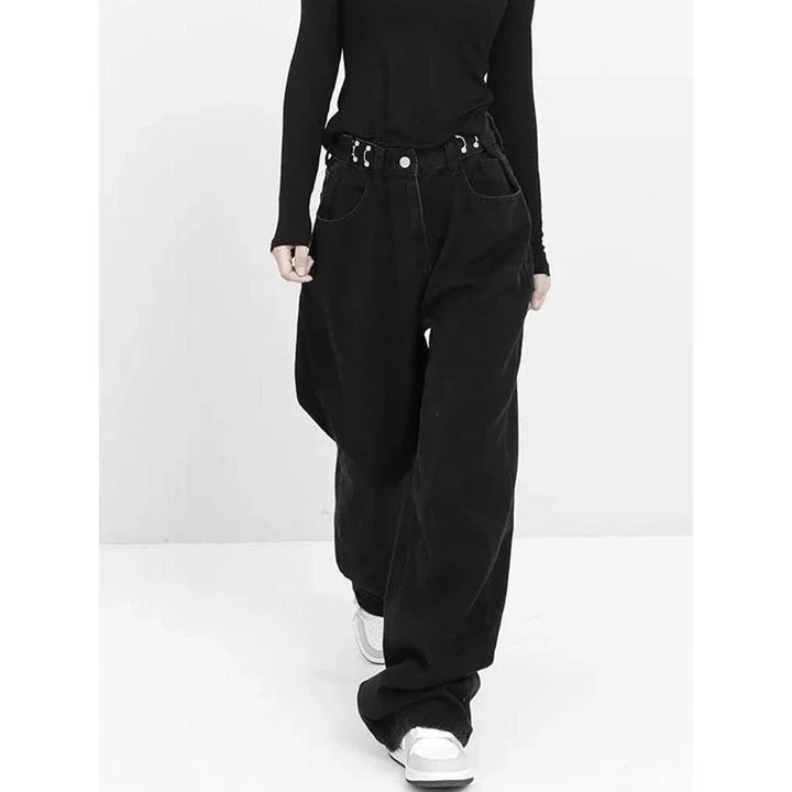Stylish high-waist black jeans with vintage-inspired details for a timeless, elegant look.