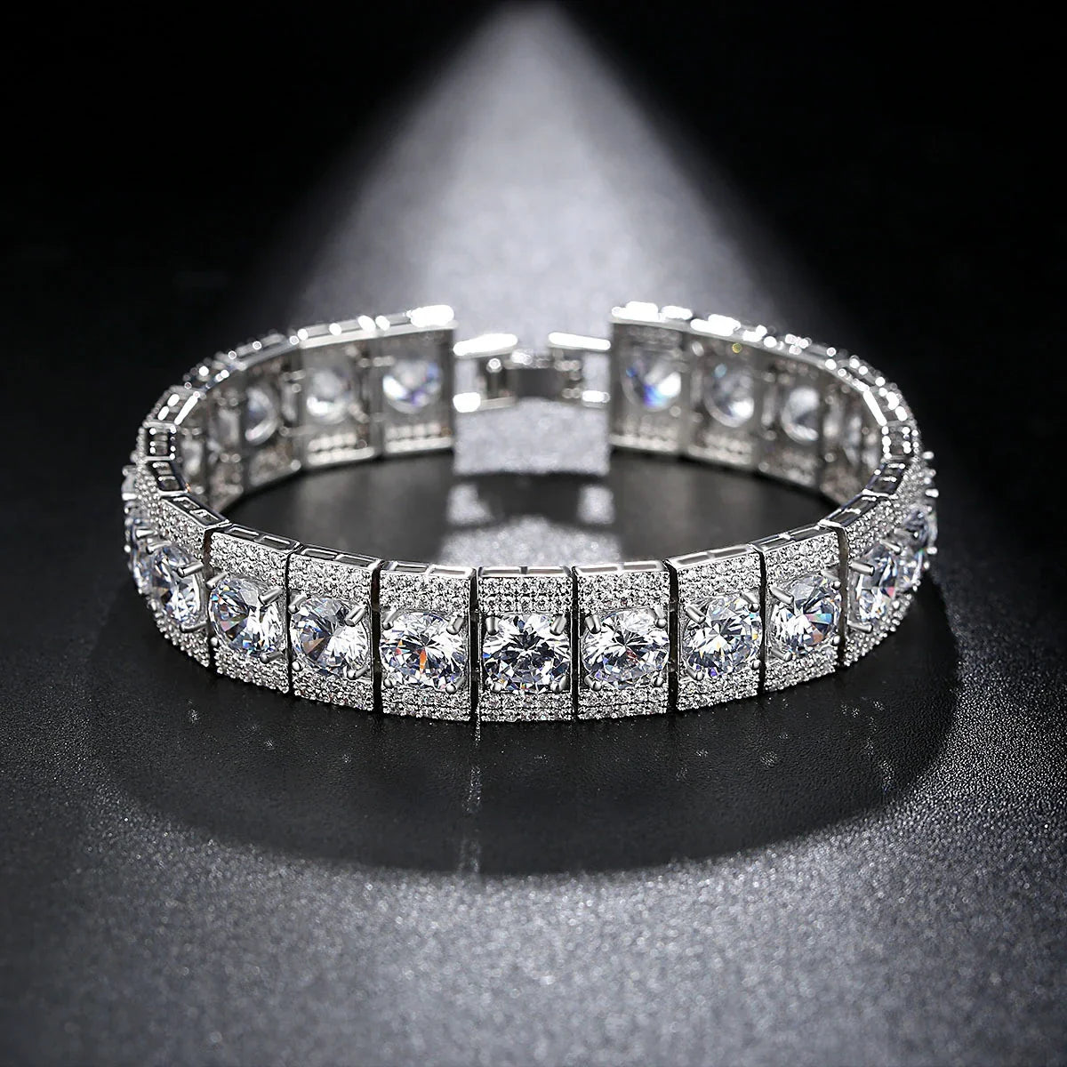 Premium copper and zircon bracelet with a captivating shine and adjustable design for a comfortable, personalised fit.