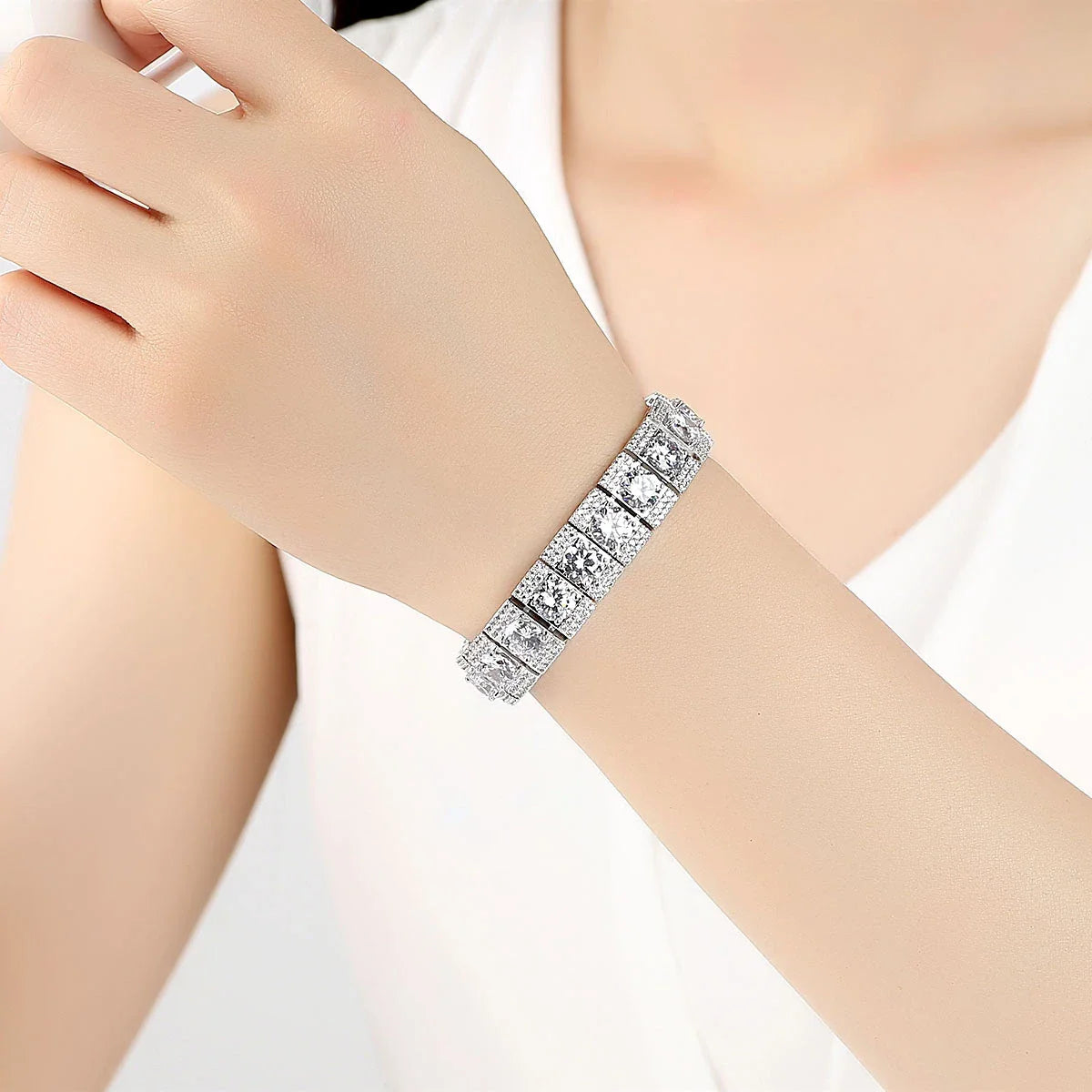 Premium copper and zircon bracelet with a captivating shine and adjustable design for a comfortable, personalised fit.