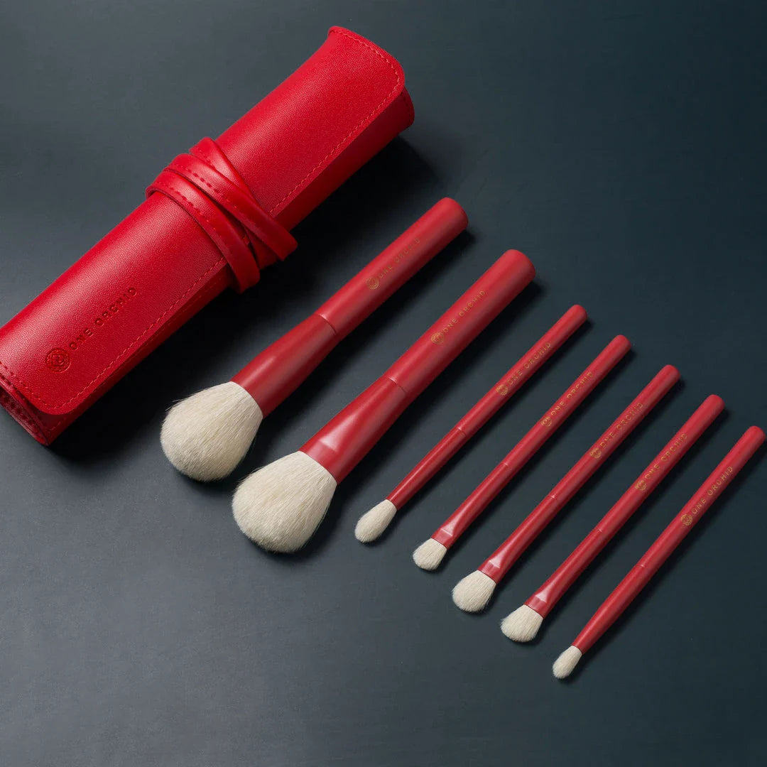 Elegant 7-Piece Red Makeup Brush Set with Soft Goat Hair Bristles for Flawless Powder, Eye Shadow, and Blush Application