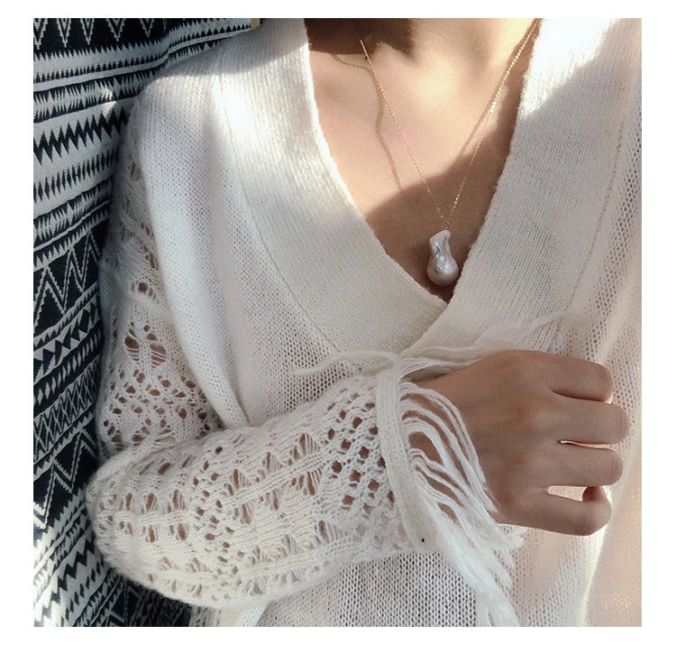 Elegant British baroque pearl necklace with a unique fish tail design, perfect for adding a touch of sophistication to any outfit.