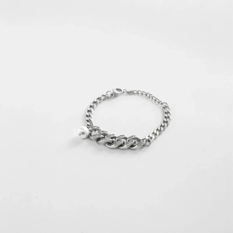 A premium crafted Cuban pearl bracelet with a versatile and stylish design, perfect for any occasion.