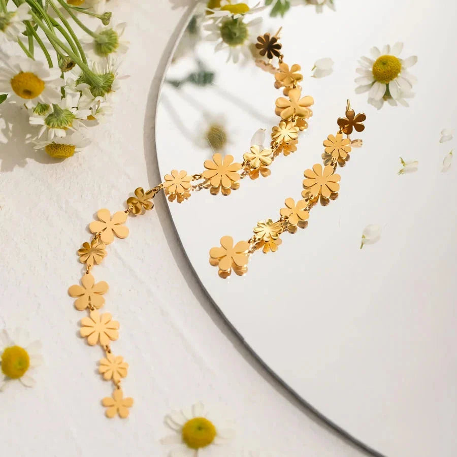 Elegant asymmetrical daisy earrings in 18K gold plating, crafted from high-quality stainless steel for a lasting shine