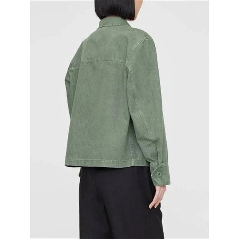 Stylish retro green autumn jacket for women with turn-down collar, single-breasted closure, and practical pockets