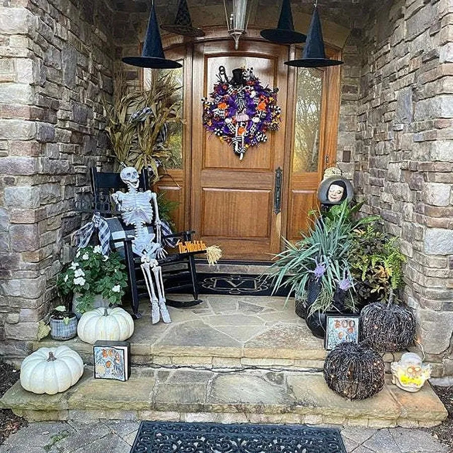 A captivating Halloween wreath featuring a purple skull design, perfect for adding eerie elegance to any home.