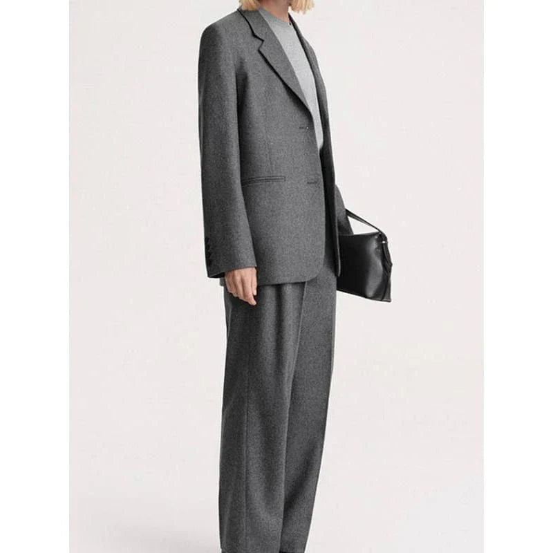 Elegant women's wool blazer in a chic and timeless design, perfect for the British autumn and winter seasons