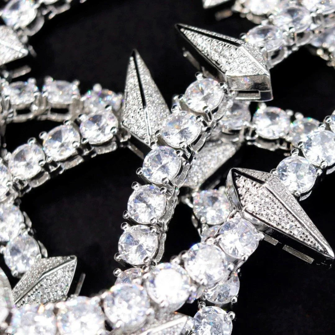 Stunning copper alloy and zircon necklace in adjustable lengths, a fashionable accessory for men and women