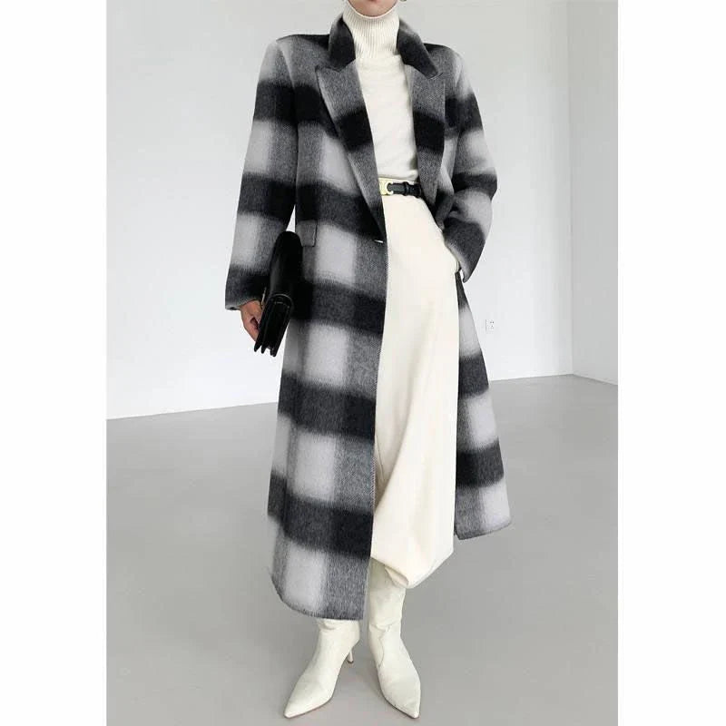 Elegant plaid double-breasted long woollen coat for stylish women