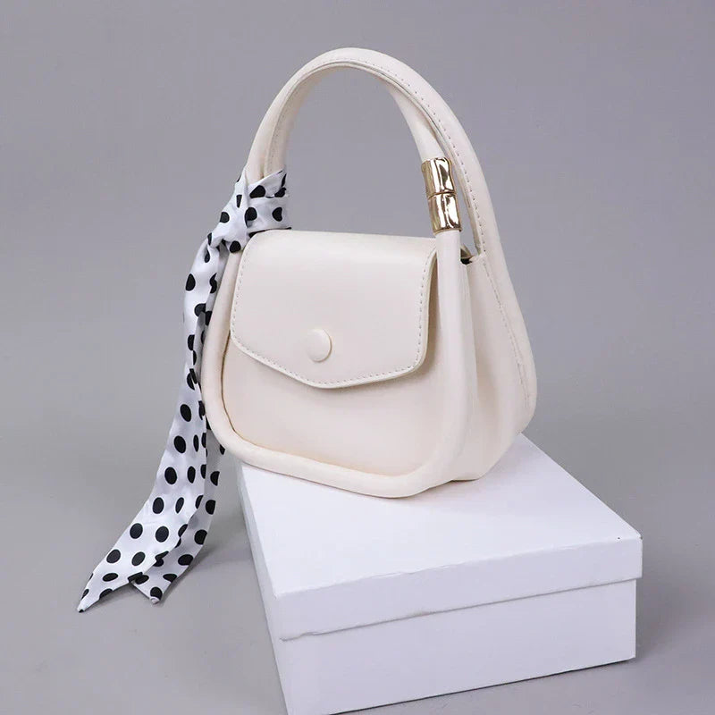 Personalized shoulder bag in diagonal design, made with premium PU leather and featuring a roomy interior with dedicated phone pocket.