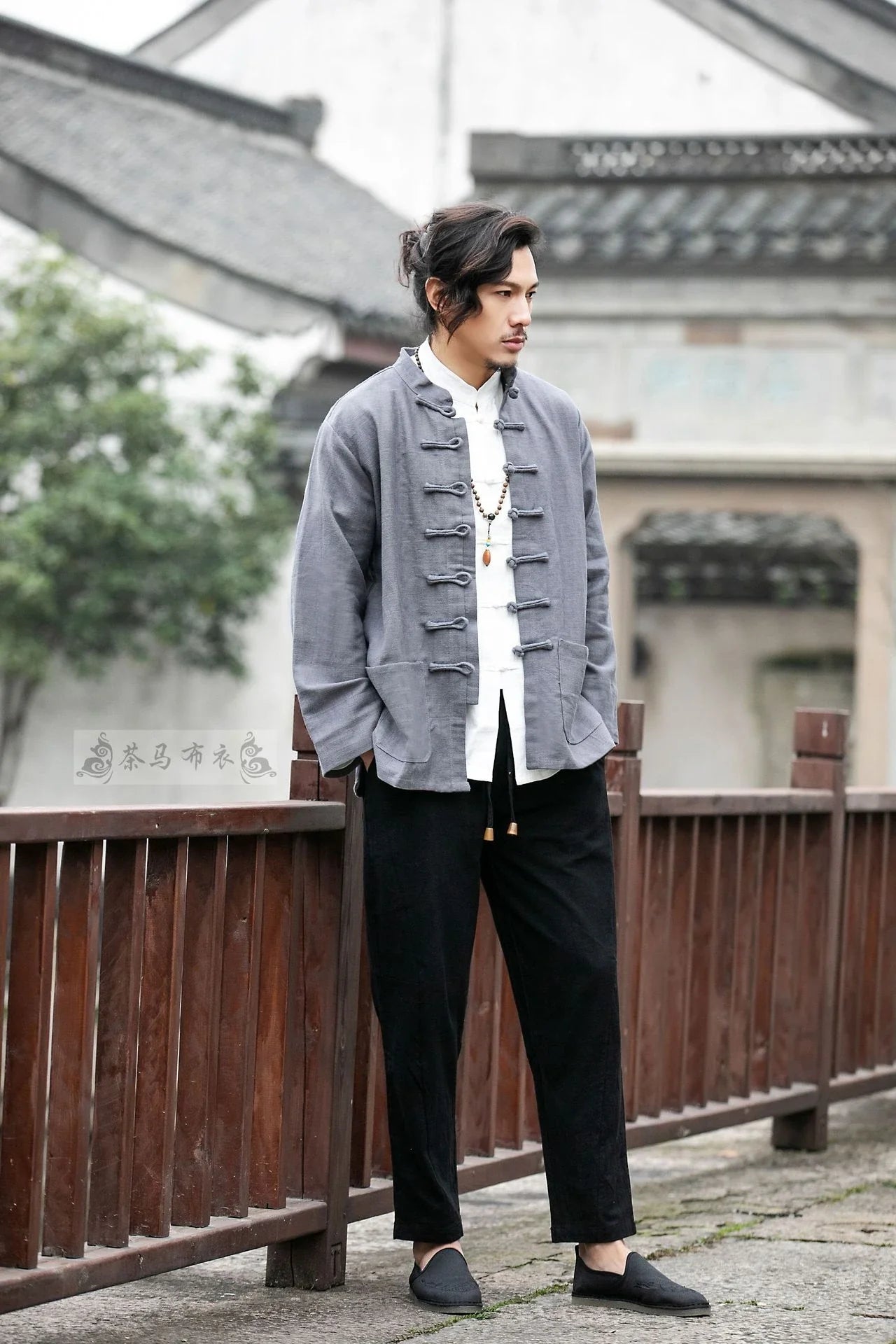 Stylish men's coat with a traditional Tang-style silhouette, made from a breathable cotton-linen blend and featuring a modern colour-block pattern